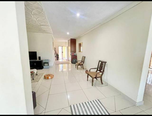 4 BEDROOM HOUSE FOR SALE IN HEUWELSIG ESTATE